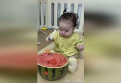 宝宝吃自己的瓜,探索幼儿独立进食的奇妙瞬间