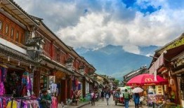 大理古城吃瓜最近,街头巷尾尽享清凉时光