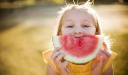 小孩吃瓜歌曲,跟随小孩吃瓜歌曲，感受夏日欢乐时光