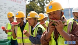 工人工地吃瓜,工人们如何享受吃瓜时光