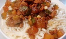 吃炸酱面吃瓜,夏日美食新风尚