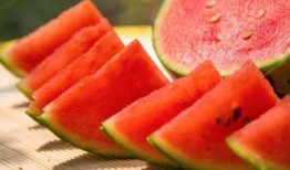 开封小伙吃瓜视频,揭秘街头美食背后的故事