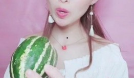 强扭瓜蘸酱吃视频,揭秘视频中的趣味生活瞬间