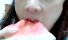 小姐姐吃瓜吃到大瓜了,小姐姐意外吃出大瓜，娱乐圈惊天秘密曝光！