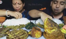 金石母子吃瓜,共享夏日清凉时光