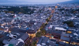 大理古城吃瓜最近,街头巷尾尽享清凉时光