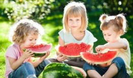 宝宝吃自己的瓜,探索幼儿独立进食的奇妙瞬间