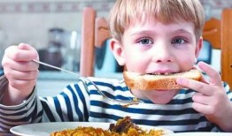 柬埔寨婴儿吃瓜视频大全,瓜果飘香中的童年欢乐