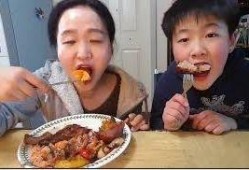 金石母子吃瓜,共享夏日清凉时光