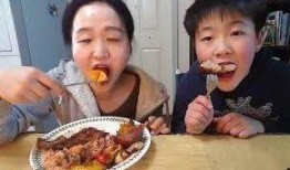 金石母子吃瓜,共享夏日清凉时光