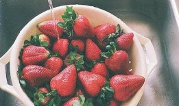 草莓吃瓜博主,揭秘网红博主背后的故事